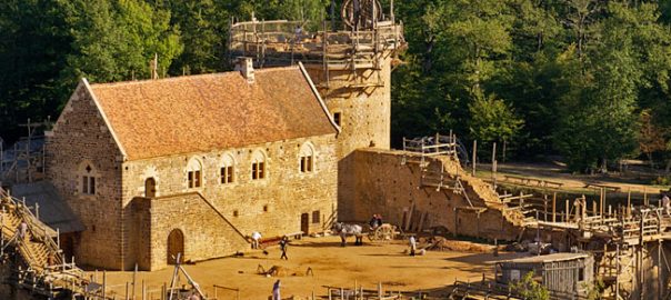 Florence Campenon  Guédelon : un château médiéval en construction depuis  20 ans !